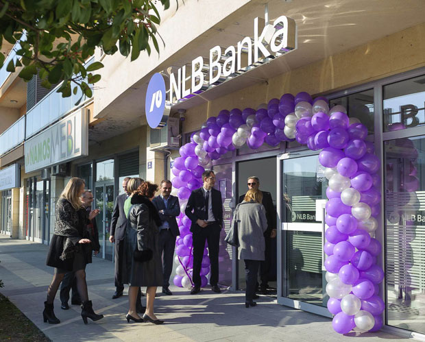 ЦГ: Замена динара у две банке